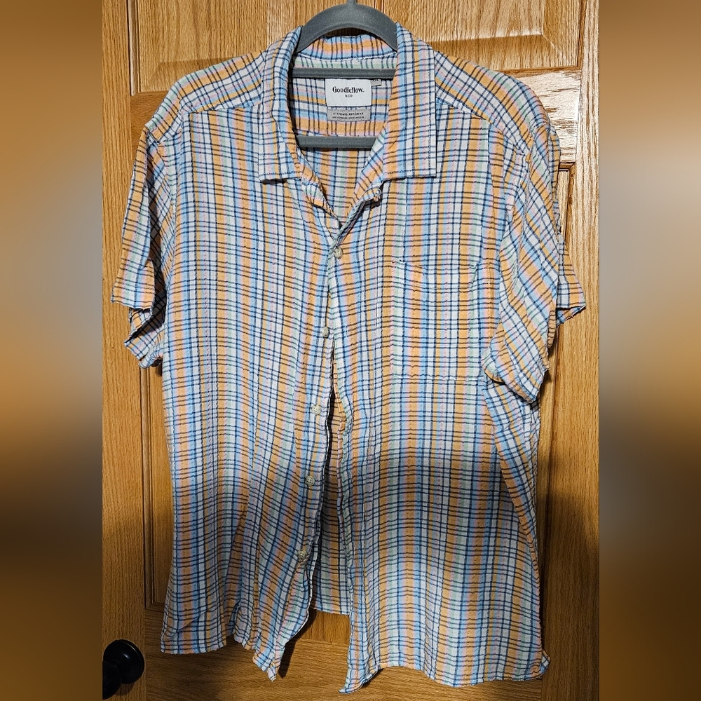 Men"s XXL short sleeves button front shirt.